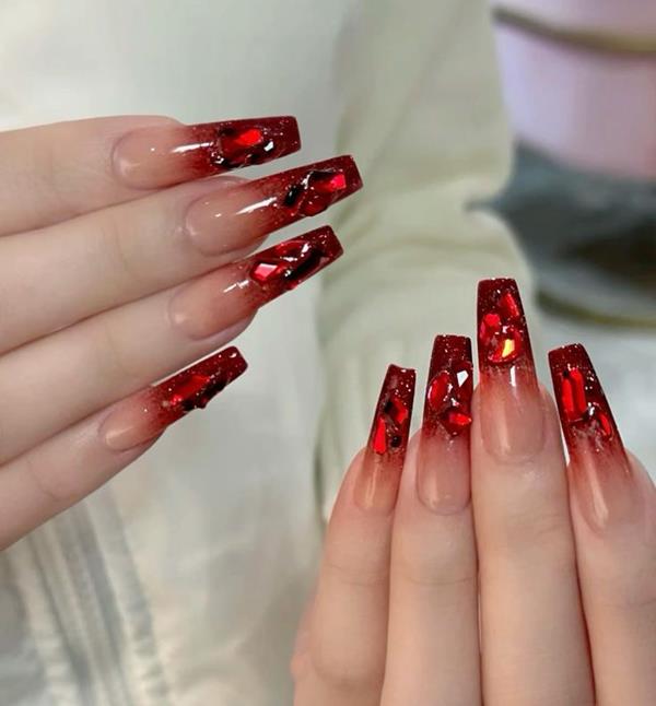 Móng nhọn màu đỏ đẹp