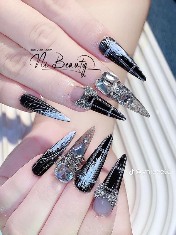 Nail móng nhọn sang chảnh màu đen