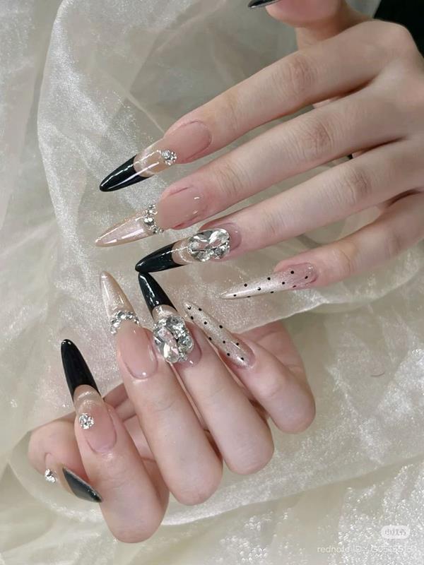 Mẫu nail móng nhọn sang chảnh đẹp