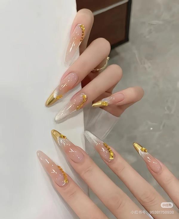 Mẫu móng nhọn tinh tế nhẹ nhàng 
