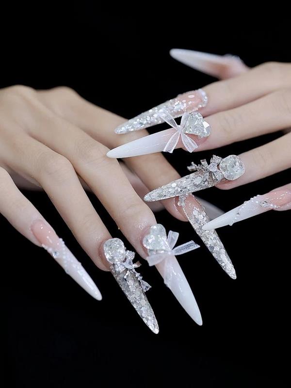 Mẫu móng nhọn sang chảnh màu trắng