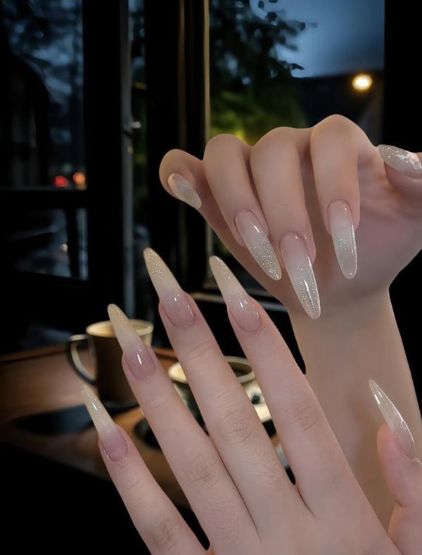 Mẫu nail móng nhọn đơn giản 
