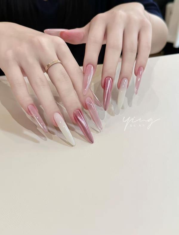 Mẫu móng hồng nhọn đơn giản