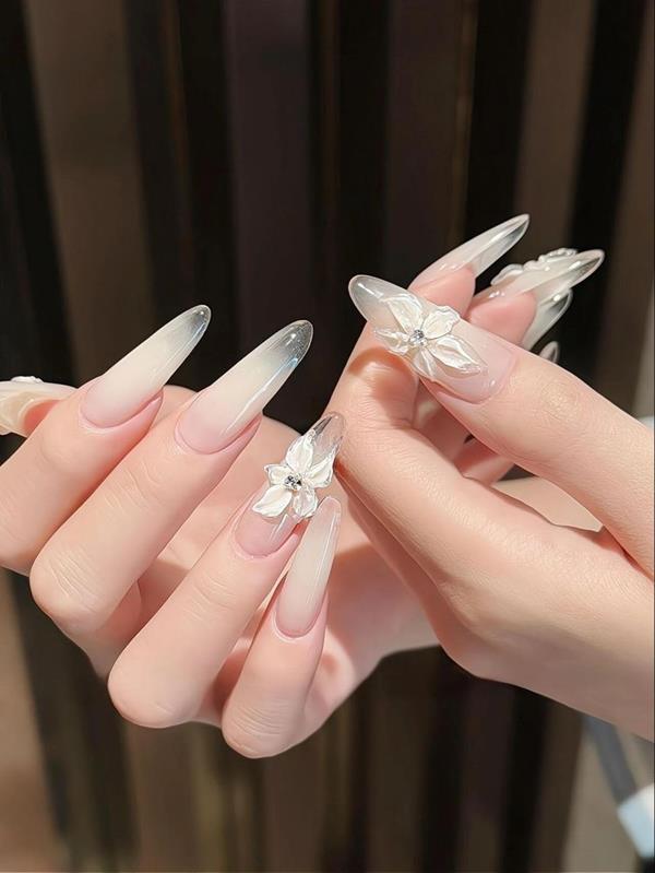 Mẫu móng nhọn hoa trắng nhẹ nhàng 