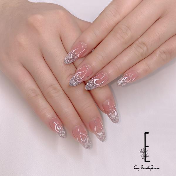 Mẫu nail ngắn móng nhọn tròn lấp lánh