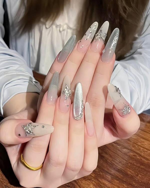 Mẫu nail móng nhọn tròn dài lấp lánh