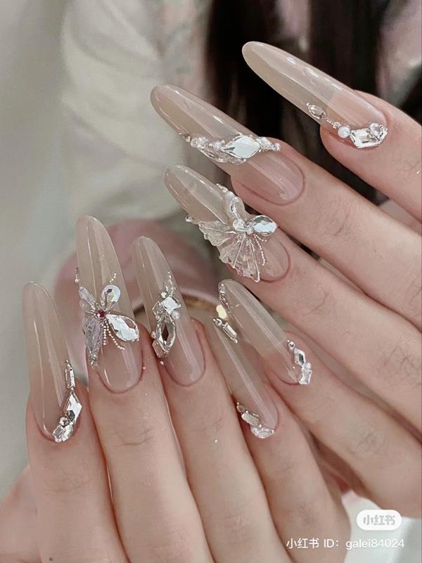 Mẫu nail móng nhọn tròn dài đính đá