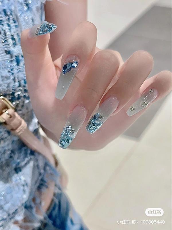 Kiểu móng tay sơn thạch đính đá màu xanh 1