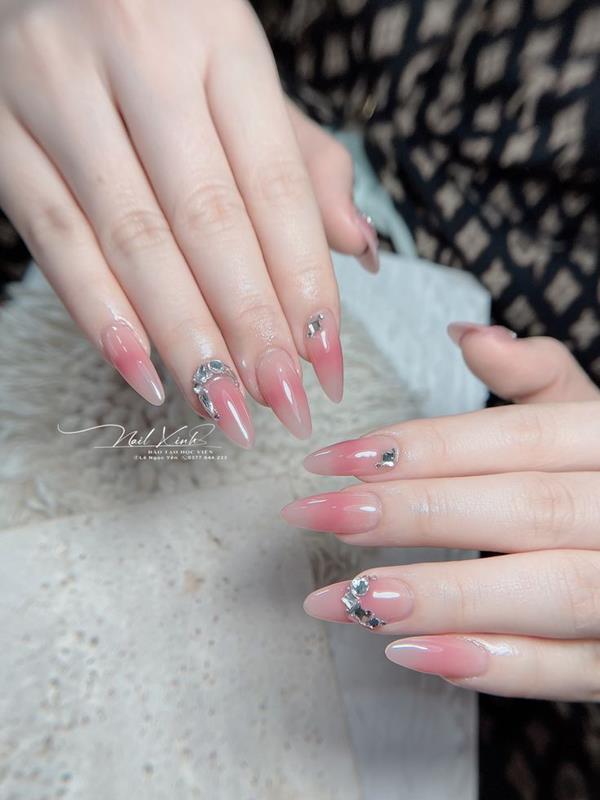 Mẫu nail thạch đính đá màu hồng 2