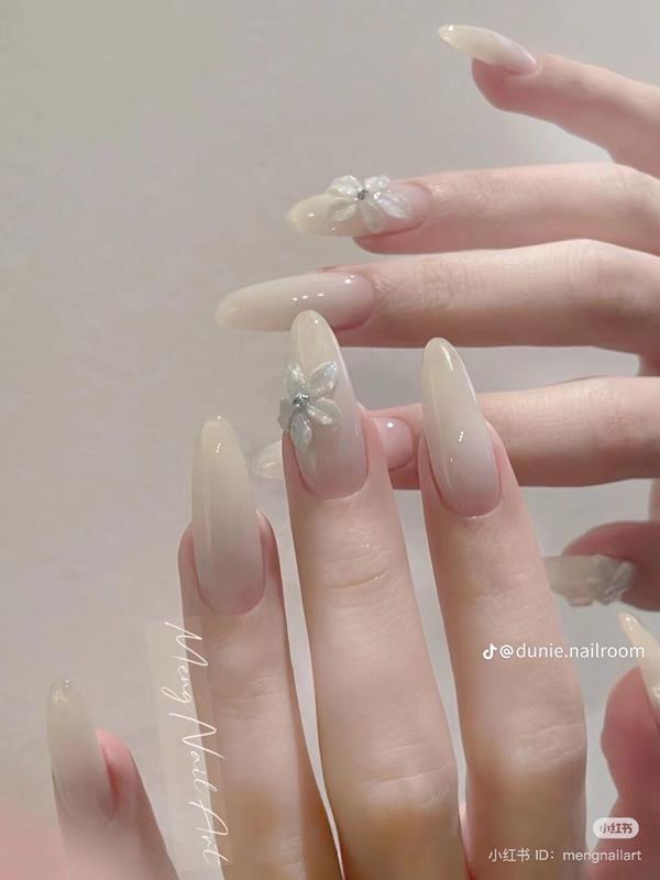 Kiểu móng tay màu trắng đính đá 2