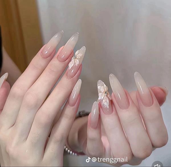 Kiểu móng tay màu trắng đính đá 1