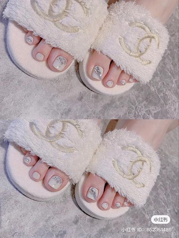 Mẫu móng chân màu trắng đính đá 4