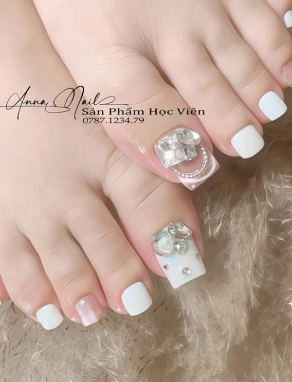 Mẫu móng chân màu trắng đính đá 1