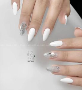 Mẫu móng tay màu trắng